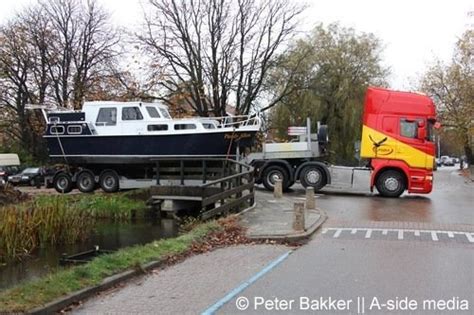 vrachtwagen met boot vast op baambrugse zuwe vinkeveen peters hotnewsnl