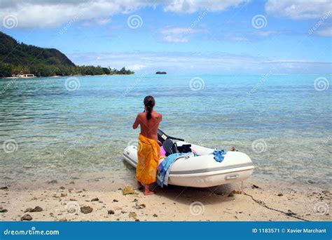 donna di topless sulla spiaggia da parte una barca gonfiabile immagine