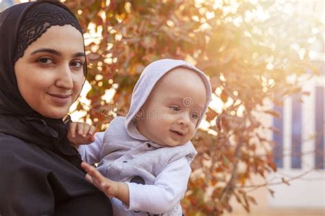 Jovem Muçulmana No Hijab Segurando Seu Bebê De 1 Ano Abraçando E