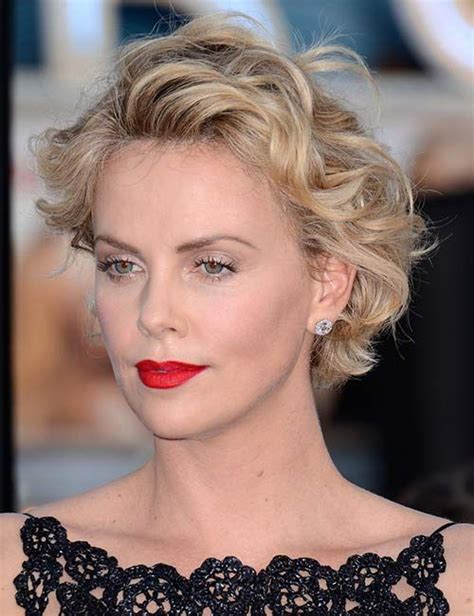 20 Chic Short Hairstyles For Oval Faces With Images Wavy Bob