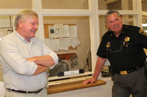 commissioners tour jail sheriff s office and 911 center