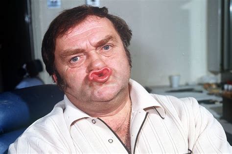 les dawson wrote romance novel under female name what would his mother in law say mirror online