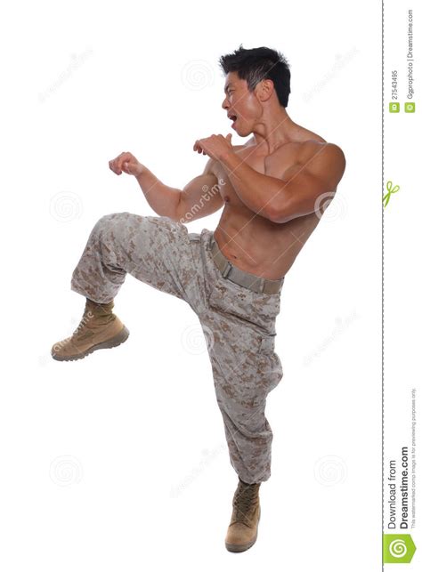 soldat de marine musculaire dans la position de karaté