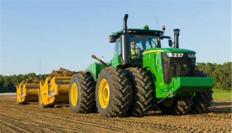 john deere scraper tractors boast  power   productivity