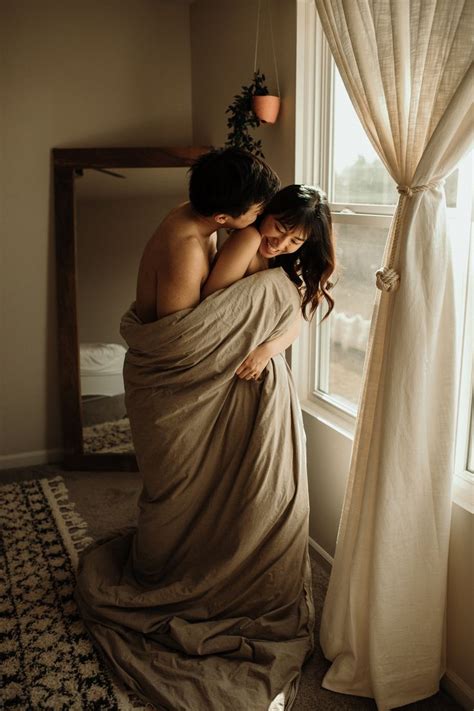 In Home Couples Intimate Bedroom Photoshoot In 2020 Romantic Couples