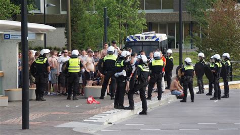 politie meldt acht aanhoudingen rondom europa leaguewedstrijd    emmen rtv oost