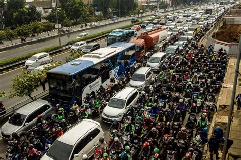 jakartans spend  days  traffic jam  year survey city  jakarta post