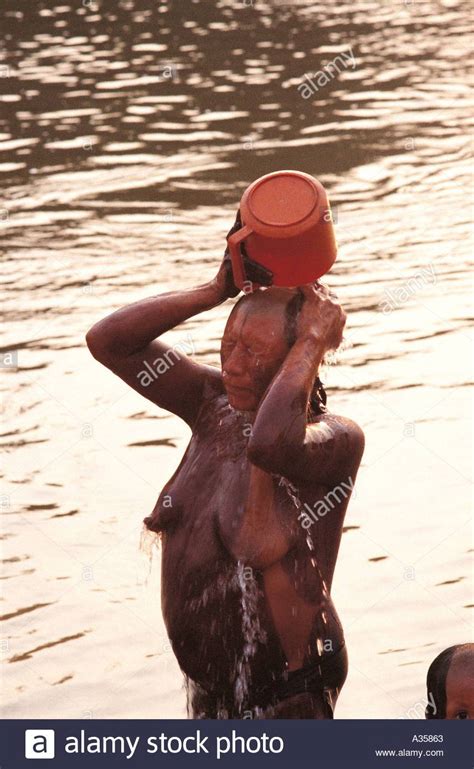 hindu women bathing