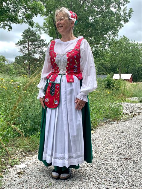 traditional swedish clothing  national regional folk costumes