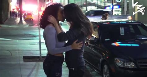 Wiederholen Erfahren Dramatiker Lesbian Kissing Prank Bedingt Spanne