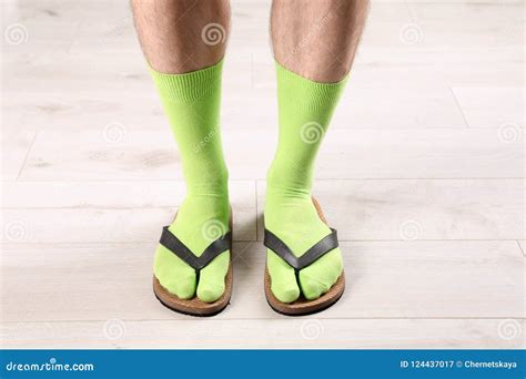 mens  sokken en pantoffels op vloer stock afbeelding image  pantoffels sandalen