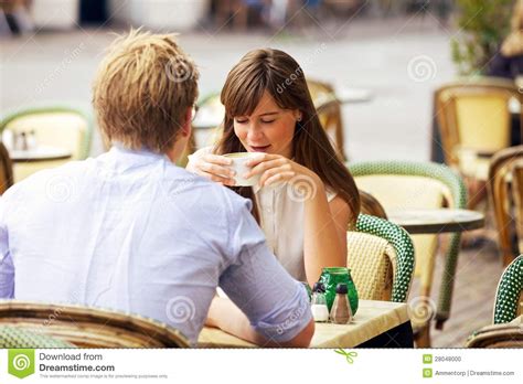 datierungs paare zusammen in einem pariser straßen café stockfoto bild 28048000