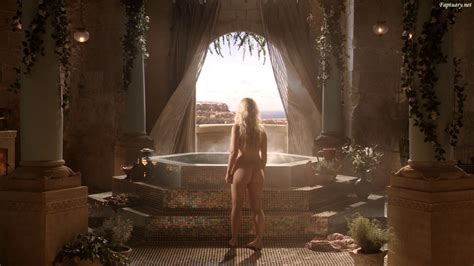Голая Эмилия Кларк в Game Of Thrones