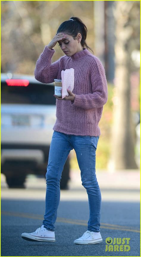 Photo Mila Kunis Picks Up Her Morning Coffee In La 11 Photo 4205331