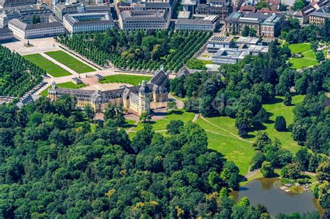 luftaufnahme karlsruhe gebaeudekomplex im schlosspark von schloss