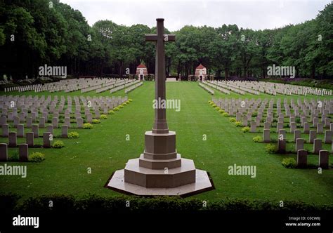 arnhem oosterbeek war cemeteryarnhemholland maintained   commonwealth war graves