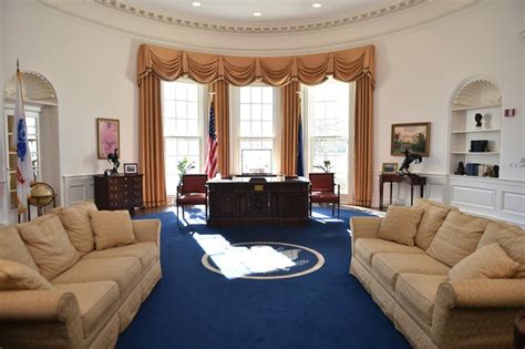 Take A Look Inside The Oval Office Alabamas Full Sized Replica
