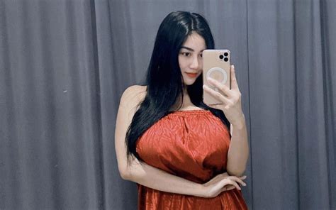 Mirror Selfie Pamela Safitri Pose Pakai Kemben Merah Bikin Netizen