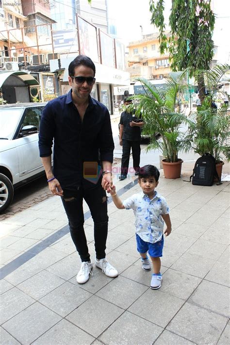 Tusshar Kapoor With Son Lakshya Spotted At Bandra On 7th April 2018