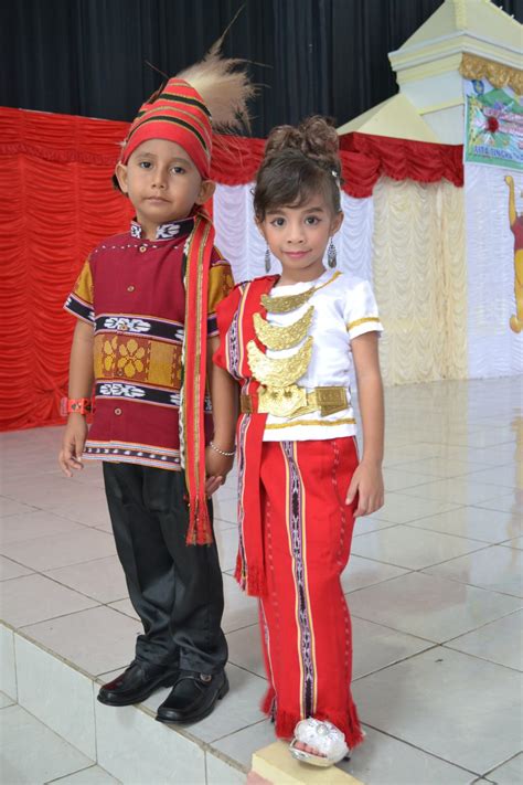baju adat maluku sulawesi utara elegan budayanesia