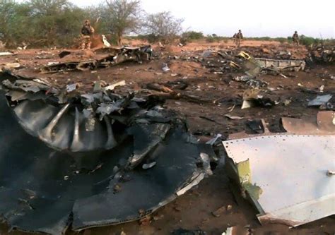 imagens mostram destroços do avião da air algerie que caiu no mali