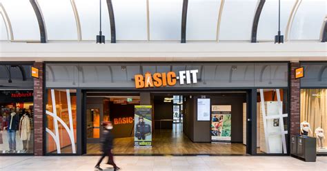 basic fit opent nieuwe sportschool  winkelcentrum sterrenburg dordrecht adnl