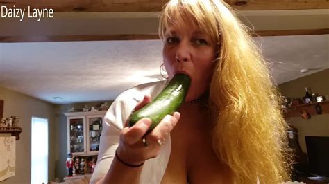 mature daizy layne shoves huge cucumber in her pussy and squirts all