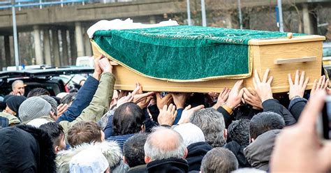 doodgeschoten scholiere humeyra morgen begraven  turkije moord op middelbare school adnl