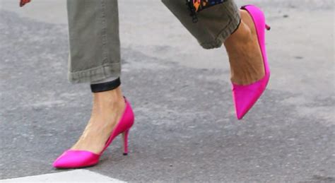 sarah jessica parker pops in hot pink pumps and matching face mask