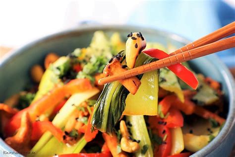 mini pak choi aus dem wok mit pilzen leichte kueche von