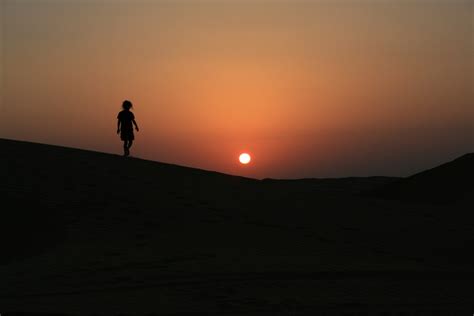 무료 이미지 경치 수평선 산 소녀 태양 해돋이 일몰 아침 사막 모래 언덕 새벽 황혼 저녁 오만