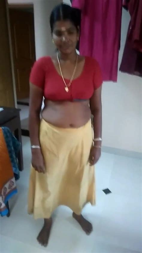 Malayali Hot Aunty In A Saree Shows Her Nude Body To