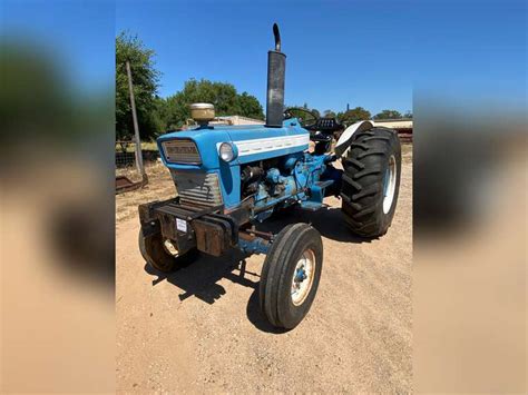 ford  diesel wd tractor gavel roads  auctions