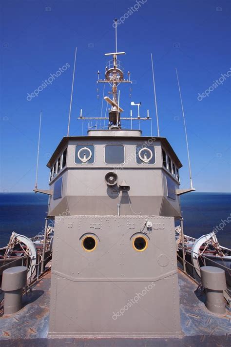 vooraanzicht van militaire schip brug controlekamer tegen duidelijk bl stockfoto  khunaspix