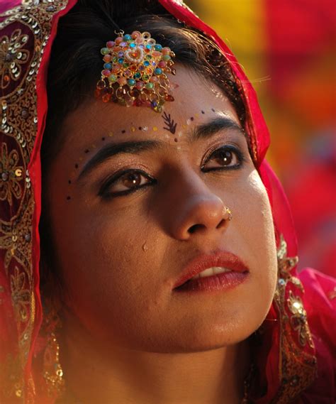 omegaart pengantin wanita india dengan tampilan anggun