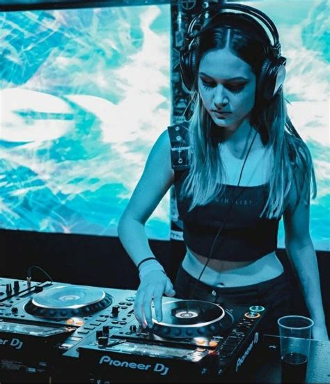 Pin By David Silva On Pioneer Dj️ Female Dj In 2021 Pioneer Dj Dj