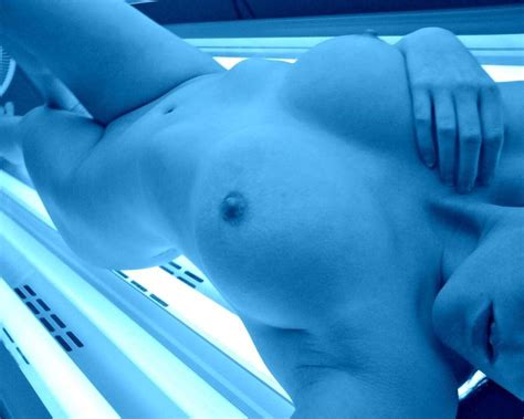 girl click her selfie in tan bed nude selfies pics