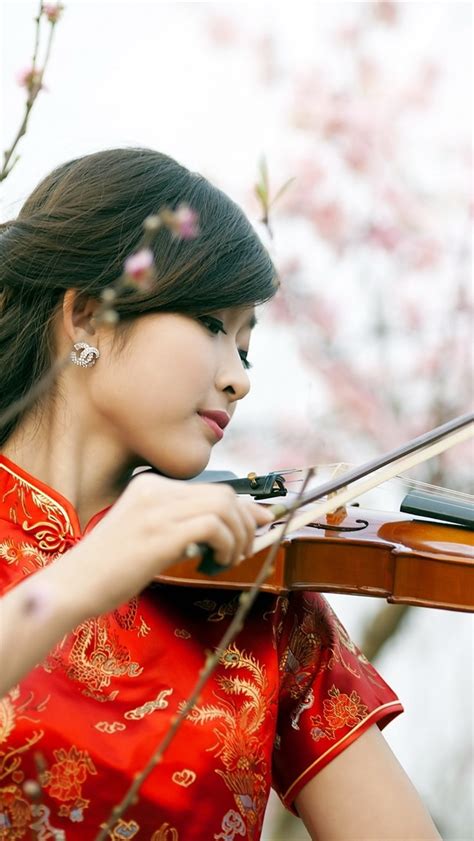 壁紙 赤いチャイナドレスの女の子のプレイバイオリン 2560x1600 hd