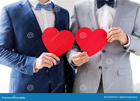 sluit omhoog van mannelijk vrolijk paar die rode harten houden stock foto image  partij