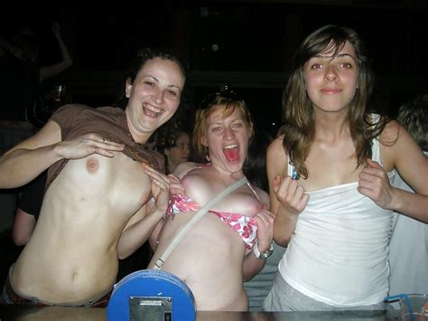 drunk girls flashing tits at the bar 32 pics