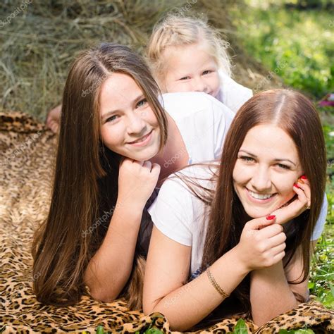 Tres Hermanas Felices De 3 13 Y 20 Años Tumbadas En El Pajar Mirando A