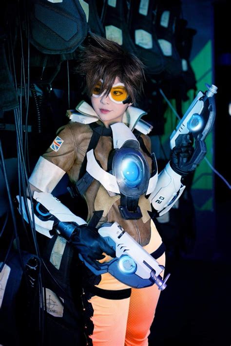 overwatch s tracer new over the shoulder pose after last