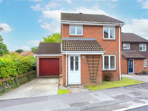 3 Bed Detached House For Sale In Farnborough Hampshire Gu14 £450 000