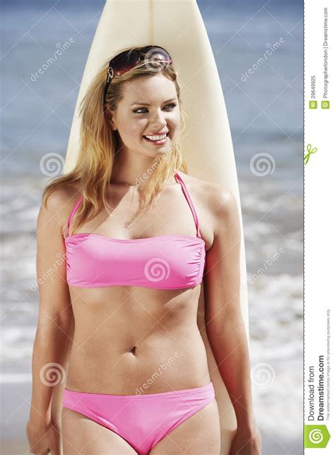 mulher  biquini   prancha na praia imagem de stock imagem de femea leisuamente