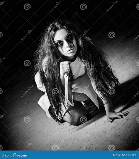 horror strzelajacy straszna potwor dziewczyna  nozem  rekach czarny