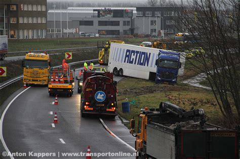 een hoeveelheid brandstof van de vrachtwagen   een sloot terechtgekomen ook dit zal worden