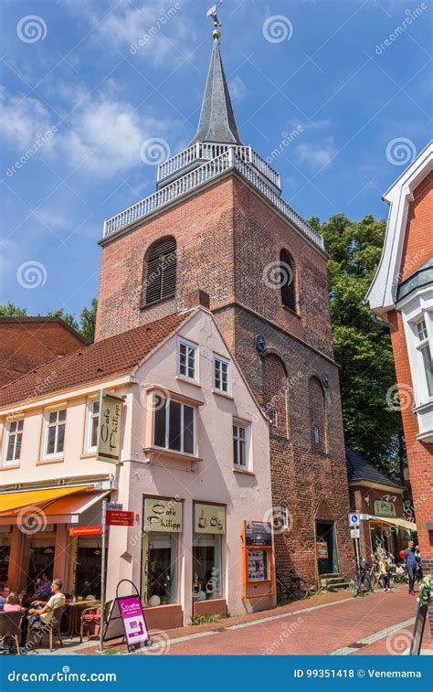 iglesia  tienda de lamberti en el centro historico de aurich foto de