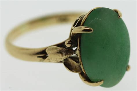 lot vintage green jade ring in 14ct gold
