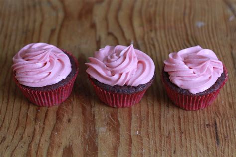 femme brûlée raspberry champagne cupcakes that taste like requited love autostraddle