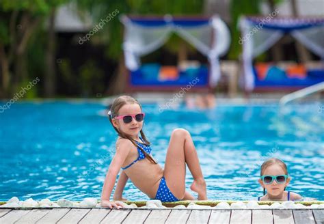 urocze dziewczynki zabawy w basenie na letnie wakacje